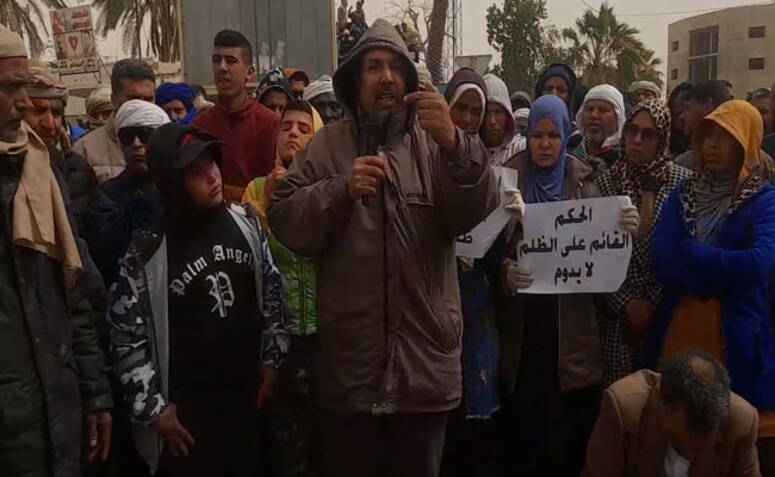ساحة الشهداء بمدينة دوز ... وقفة احتجاجية والاضراب العام يشل مدينة دوز