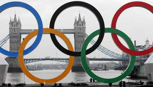 JO-2012: la flamme olympique descend du ciel pour éblouir Londres 