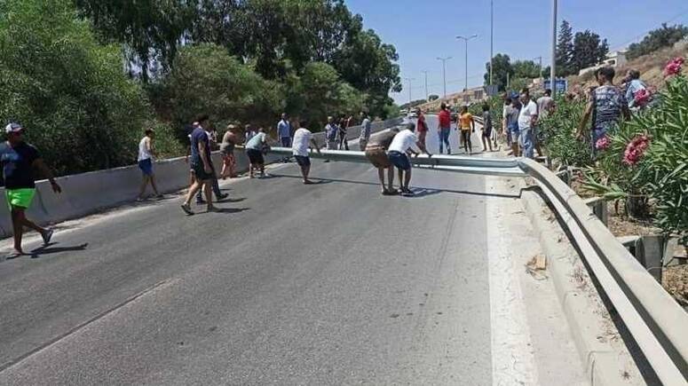 احتجاجا على انقطاع الماء، مواطنون يغلقون الطريق الرابطة بين تونس وبنزرت