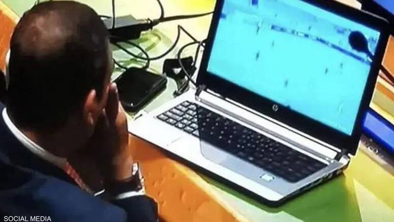 الدبلوماسي وهو يشاهد مباراة كرة قدم