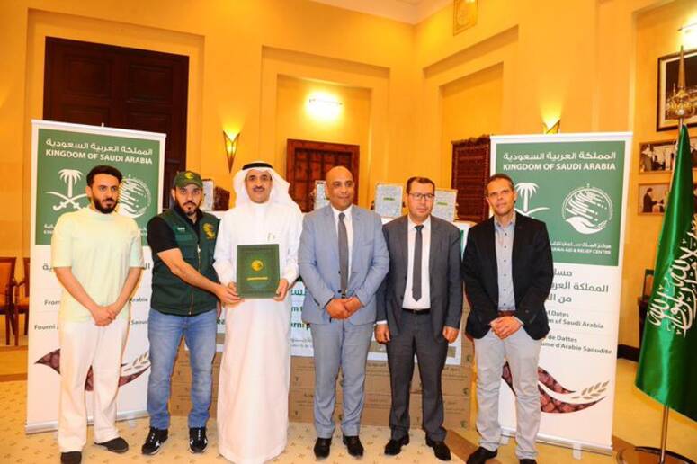 د. عبد العزيز بن علي الصقر سلم هدية المملكة إلى تونس - واس