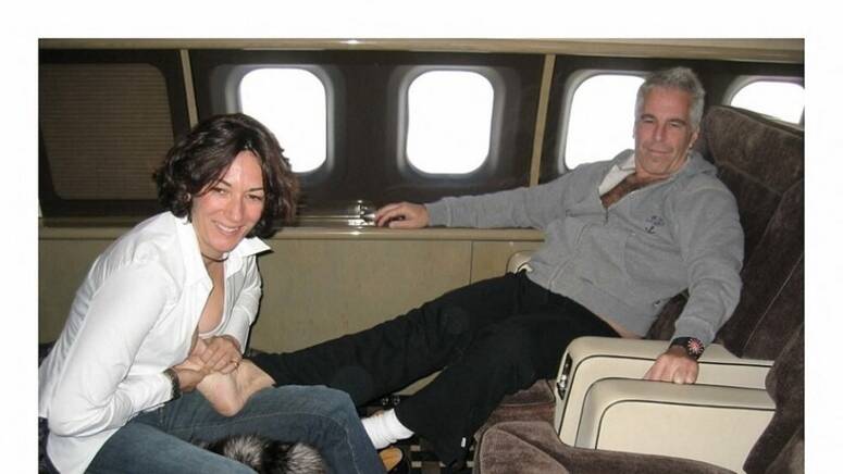 Ghislaine Maxwell et Jeffrey Epstein, sur une photographie utilisée comme preuve lors du procès de la première, à New York, le 7 décembre 2021