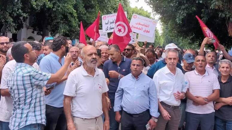 رفع المحتجون شعارات تطالب وزارة التربية بالخصوص بايجاد حلول لانهيار البنية التحتية للمدارس والمعاهد وتلافي نقص الاطار التربوي تزامنا مع انطلاق العودة المدرسية 2024 / 2025.