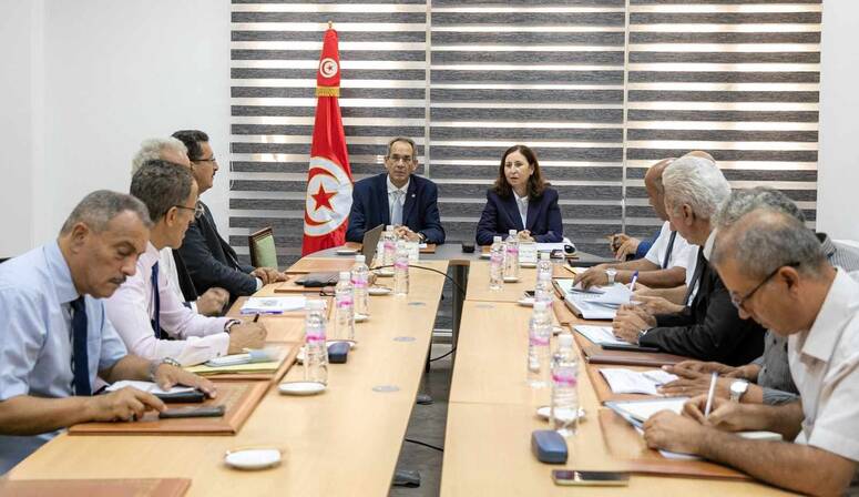 تمت مناقشة الإجراءات المستعجلة لتسريع نسق إنجاز بعض المشاريع التي تشهد صعوبات في الإنجاز من أهمّها مشروع بناء مقرّ المدرسة الوطنية للمهندسين ببنزرت المموّل من الوكالة الفرنسية للتنمية الذي بلغت نسبة ت