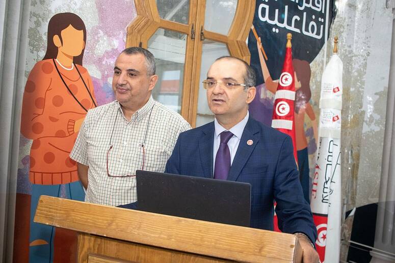 خلال إشرافه على دورة تكوينية انتظمت بمقر الهيئة الفرعية بالقصبة لفائدة الأعوان الذين تم انتدابهم لمراقبة حملة الانتخابات الرئاسية، على ضرورة التحلى بالحياد والاستقلالية وتوخي الدقة والمسؤولية في تحر