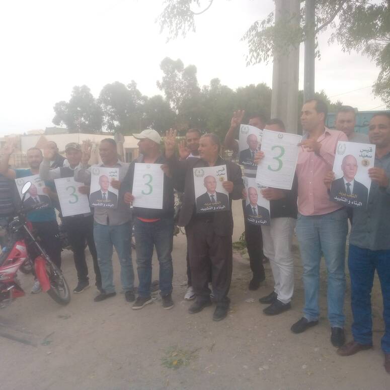 تولوا تعليق صور المترشح قيس سعيد وبيانه الإنتخابي في الأماكن المخصصة للغرض في عدد من مراكز الاقتراع بالمعتمديات الثلاثة المذكورة.