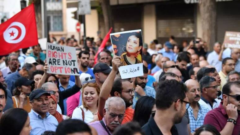 يذكر أن الألاف شاركوا الجمعة في مسيرة احتجاجية دعت إليها الشبكة التونسية للحقوق والحريات وسط العاصمة التونسية.