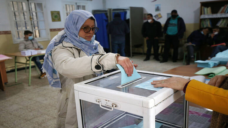 يتنافس في هذه الانتخابات ثلاثة مترشحين، هم الرئيس الحالي عبد المجيد تبون، مستقل، ومرشح حزب جبهة القوى الاشتراكية يوسف أوشيش، ومرشح حركة مجتمع السلم عبدالعالي حساني شريف.