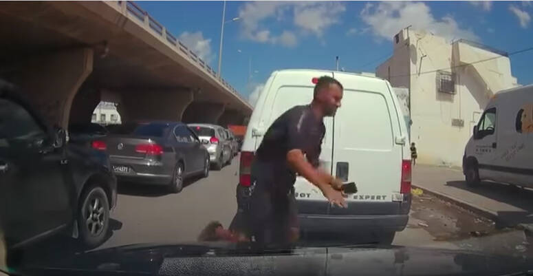 ظهر في الفيديو شاب تهجم على سيارة احد المواطنين وسط الطريق وقام باختطاف هاتفه ولاذ بالفرار الا ان عدسة أحد المواطنين التقطته بكل وضوح.