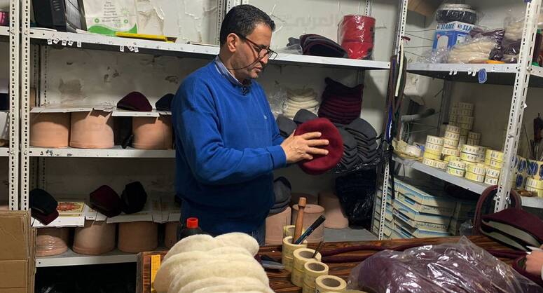 يصنع رياض بن يوسف قبعة شاشية تونسية (العربي الجديد)