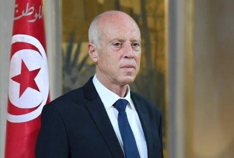 عن تحركات من وصفهم ب الأبواق المسعورة المأجورة، قال سعيّد، إنّهم يتباكون على الحرية والديمقراطية، في حين أنهم يتظاهرون كل يوم تحت حماية الأمن.. ومن المفارقات أن الذين كانوا يتبادلون التهم اجتمعوا ف