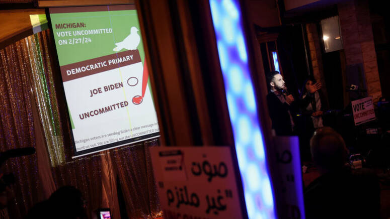 عمدة ديربورن بولاية ميشيغان، عبد الله حمود يلقي كلمة في حفل مراقبة ليلة الانتخابات التمهيدية بعنوان غير ملتزم بجو بايدن.