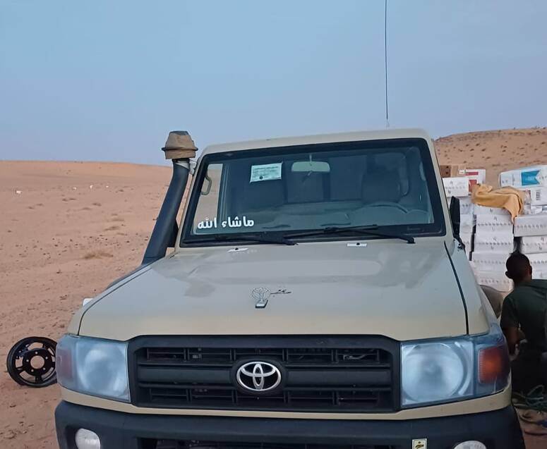بتفتيش السيارتين تبين أنهما محملتان بكمية هامة من السجائر أجنبية الصنع و كمية من مواد التجميل وقدرت القيمة الجملية للمحجوز بما يناهز ال 485 ألف دينار .