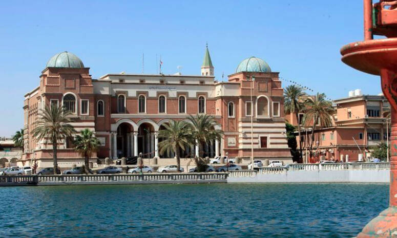 اندلعت الأزمة عندما تحركت فصائل من غرب البلاد في أغسطس/ آب للإطاحة بمحافظ مصرف في ليبيا المركزي المخضرم الصديق الكبير واستبداله بمجلس إدارة جديد تابع لها، مما دفع فصائل الشرق إلى وقف إنتاج النفط بالك