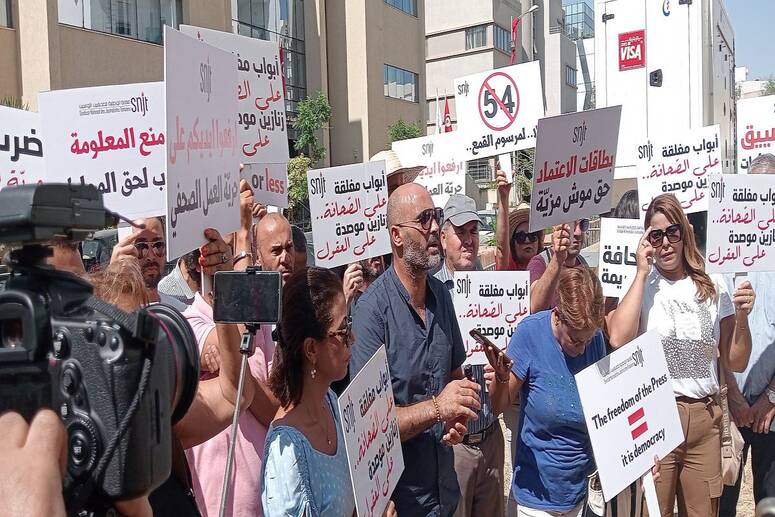 طالب المشاركون في الوقفة بالخصوص، هيئة الانتخابات بتطبيق القرارات النهائية والباتة للجلسة العامة للمحكمة الادارية والقاضية بعودة ثلاثة مترشحين للسباق الرئاسي، لتتحول هذه المطالب الى شعارات غاضبة ورا