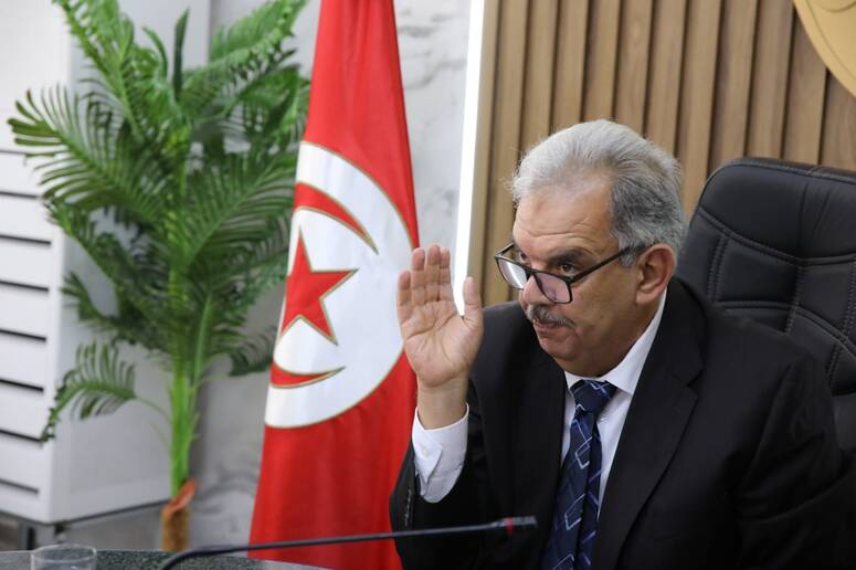 ن هذا مشروع القانون الاساسي للهياكل الرياضية يتنزل في إطار الحرص على إعادة تنظيم الهياكل المتداخلة في المجال الرياضي وتطوير المشهد الرياضي وحوكمته وفقا للمبادئ والمعايير الوطنية والدولية. واضاف المصد
