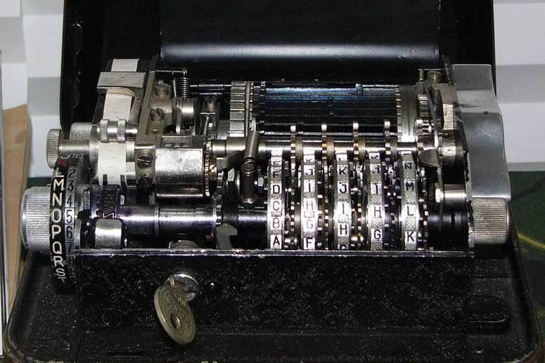 Une des machines  chiffrer de Crypto AG.  Wikipedia  domaine public