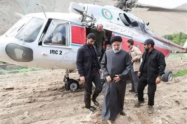 صورة سابقة للرئيس الإيراني إبراهيم رئيسي بجانب مروحيته (الصحافة الإيرانية)