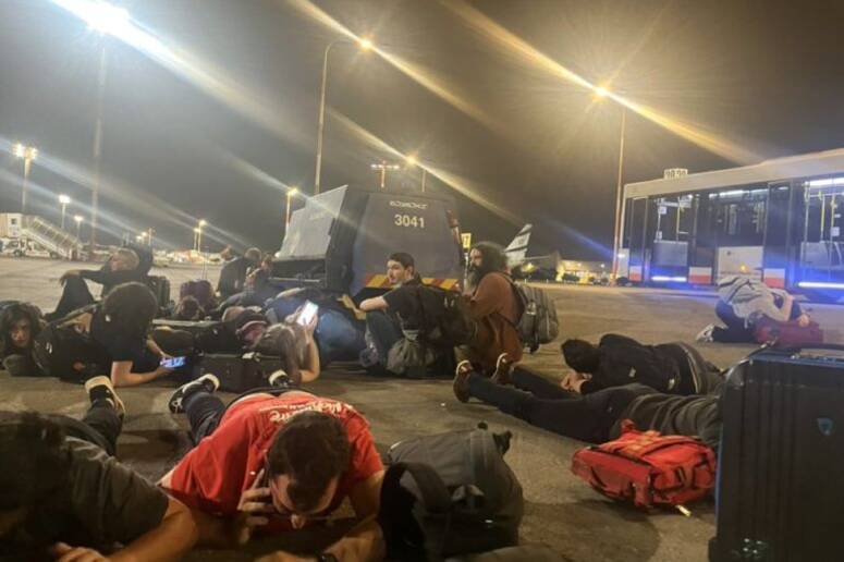 صورة من مطار بن غوريون في تل أبيب خلال قصف صاروخي سابق للقسام (الجزيرة)