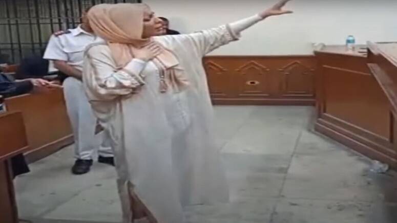 كانت التحقيقات في قضية مقتل طفلة على يد والدتها مضيفة الطيران التونسية السابقة، كشفت أن المتهمة زعمت تلقيها إيحاءً بارتكاب الجريمة، ثم حاولت إنهاء حياتها تنفيذًا لأوامر هذا الإ