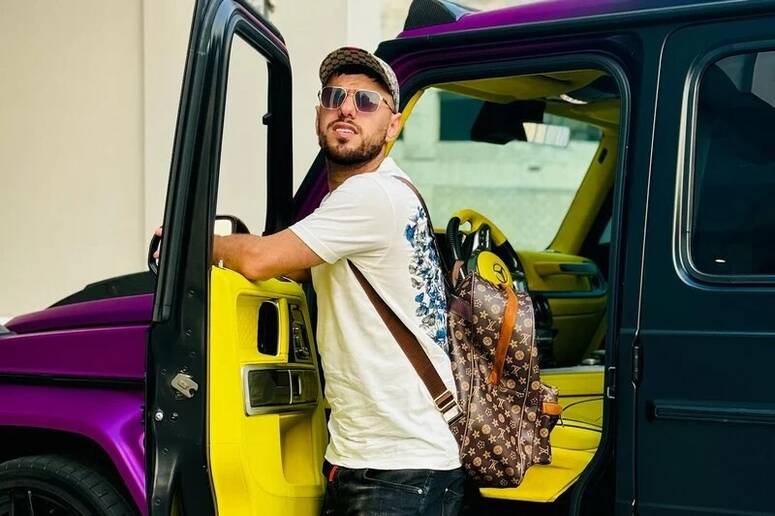 واشتهر ولد عايشة بتقديم أعمال غنائية على نمط الواي واي يحظى بشعبية كبيرة في شمال المغرب، وقد تم توقيفه بعد إحيائه سهرتين في الليلة نفسها، بكل من تطوان وطنجة.