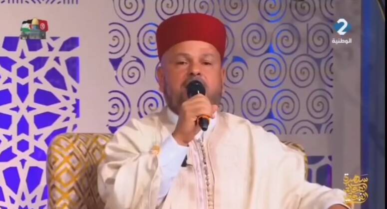 قام المنشد الديني بترديد اية 110 من سورة ال عمران كُنْتُمْ خَيْرَ أُمَّةٍ أُخْرِجَتْ لِلنَّاسِ تَأْمُرُونَ بِالْمَعْرُوفِ وَتَنْهَوْنَ عَنِ الْمُنْكَرِ لكن مع الأدوات الموسيقية العود والقانون والكم