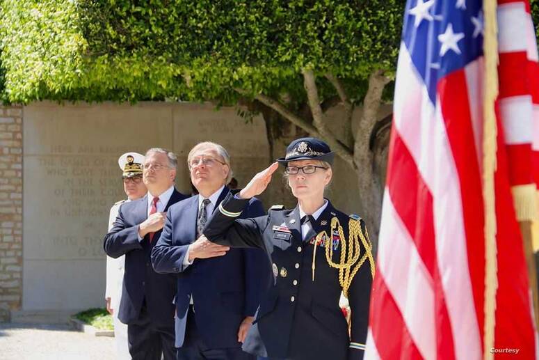 نورلاند وبلوم خلال يوم الذكرى من أمام المقبرة العسكرية بتونس @usembassytripoli