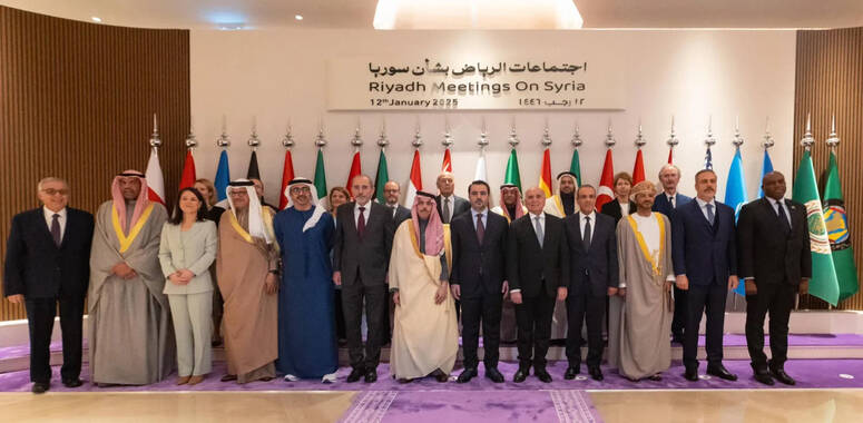 صورة جماعية لوزراء خارجية وممثلي الدول المشاركة في اجتماع الرياض حول سوريا أمس (واس)