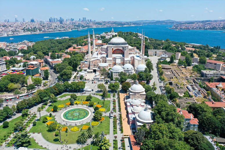 Photo Arif Hudaverdi Yaman/AA