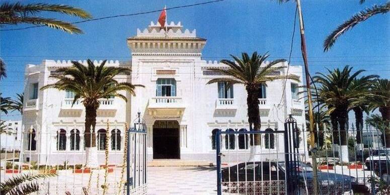 العشر بلديات المعنية بمثل هذا المشروع، وفق ذات البلاغ، مازالت في نفس المرحلة من تقدم تنفيذ المشروع وهي المرحلة المتعلقة بإعادة طلب عروض لتعيين مجمع مكاتب دراسات نظرا لخصوصية المشروع وبطلب ومتابعة من م