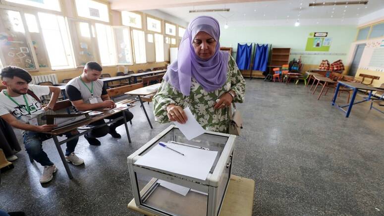وفي الجزائر فتحت مكاتب الاقتراع أبوابها يوم السبت لاختيار رئيس الجزائر لفترة رئاسية مدتها 5 سنوات. ويختار الناخبون بين ثلاثة مترشحين وهم المترشح الحر عبد المجيد تبون، ومرشح حركة مجتمع السلم عبد العا