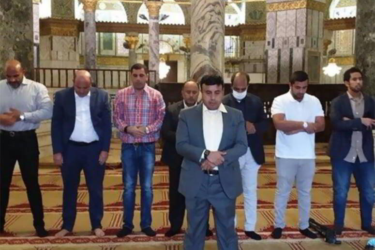 أعضاء وفد إماراتي يصلون بالأقصى تحت حماية الاحتلال قبل أن يطردهم المقدسيون من الحرم القدسي (مواقع التواصل)