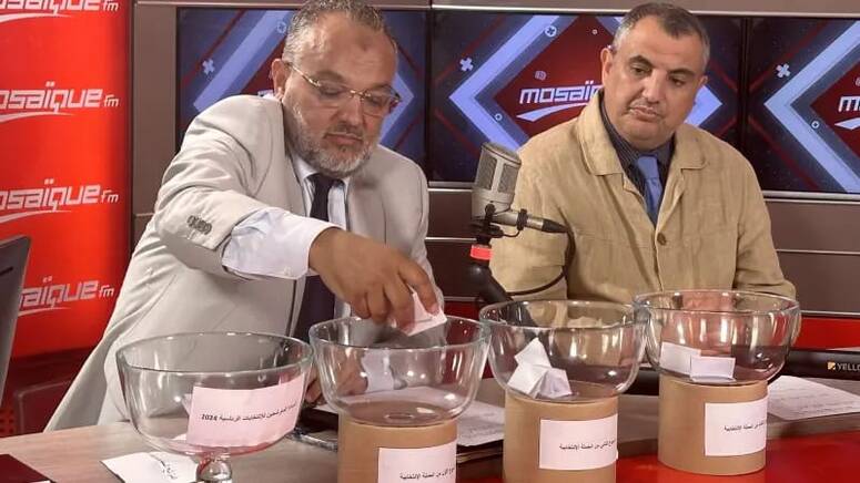 أشرف على القرعة الأستاذ العدل المنفذ محمد المرتضى زكري بحضور نائب رئيس الهيئة العليا المستقلة للانتخابات محمد نوفل فريخة.