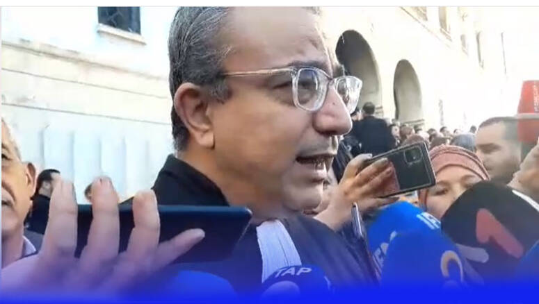اعتبر المزيو مقترح عدد من نواب الشعب بتغيير القانون الانتخابي غير مقبول شكلا ومضمونا .واضاف وفق تصوره أن يصدر قانون يغير قواعد اللعبة الانتخابية قبل فترة وجيزة من الانتخابات فذلك مخالف لاستقرار الم