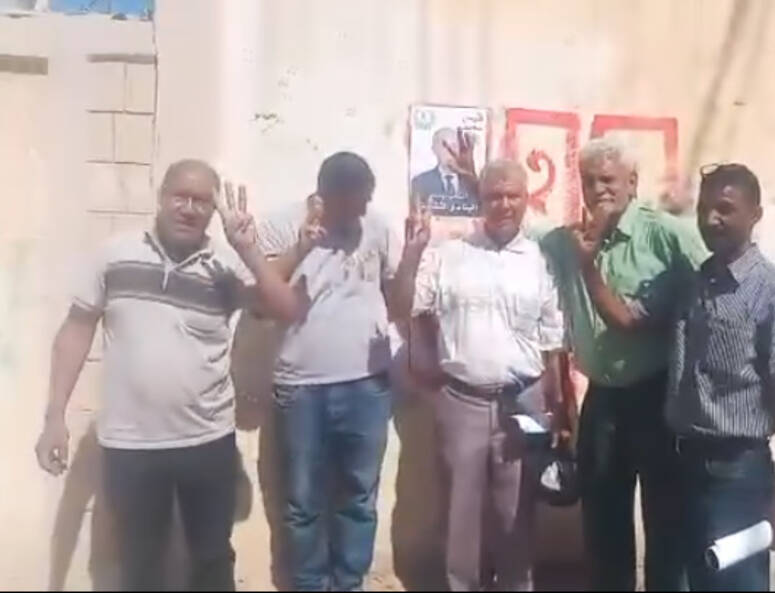 تم توزيع مطويات للتعريف ببرنامج المترشح الإنتخابي، وحث المواطنين على المشاركة في هذا الاستحقاق الانتخابي والذي سيجرى يوم 6 أكتوبر القادم.