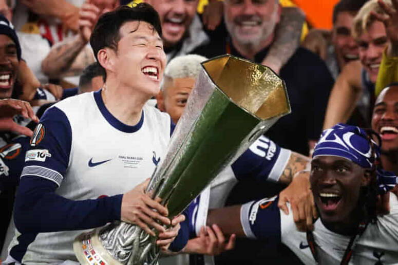 سون قائد توتنهام لم يحصل على ميدالية خلال مراسم التتويج بالدوري الأوروبي (غيتي)