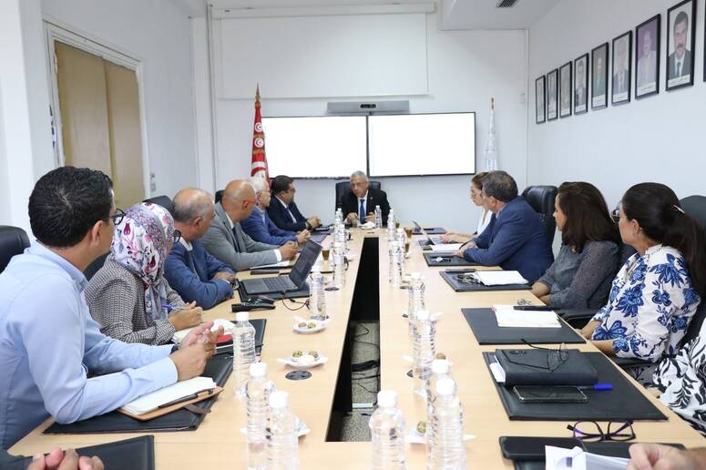 تمّ التطرّق إلى الوضعيّة الماليّة للمؤسّسة بما في ذلك العلاقات مع المزوّدين والصّندوق الوطني للتأمين على المرض ومسدي الخدمات الصحّية، كما ناقش الحضور السبل الكفيلة بتجاوز هذه الصّعوبات الظّرفيّة للحفا