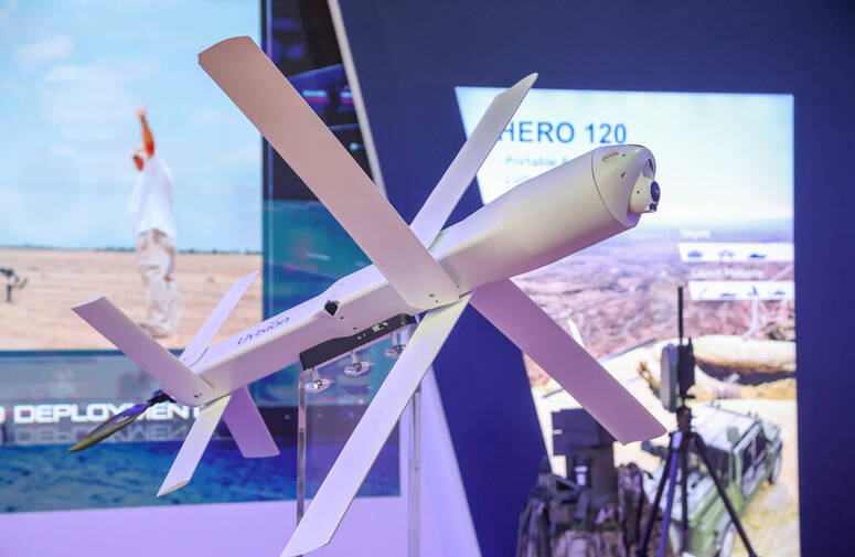 عرض طائرة بدون طيار مضادة للدبابات من طراز Hero 120 مصنعة في إسرائيل في معرض أذربيجان الدولي للصناعات الدفاعية /