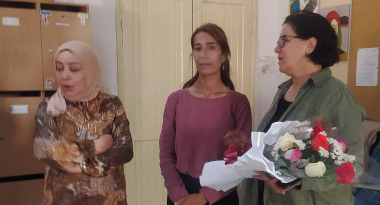 تكريم الأساتذة و النقابة و إدارة المؤسسة للأستاذة التي وقع الاعتداء عليها و التشهير بها