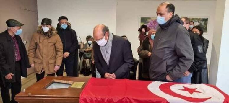الرئيس السابق المنصف المرزوقي يقرأ الفاتحة على روح الفقيدة قبل ترحيل جثمانها إلى تونس
