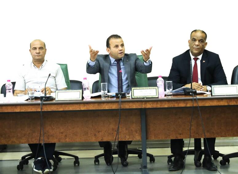 اشار النواب، الى أن هذه الوثائق لا تتضمن معطيات دقيقة حول الوضع الاقتصادي الراهن، خاصة في ظلّ غياب الاستثمار العمومي والخاص مما أدّى إلى تدنّي نسب النمو المحققّة.