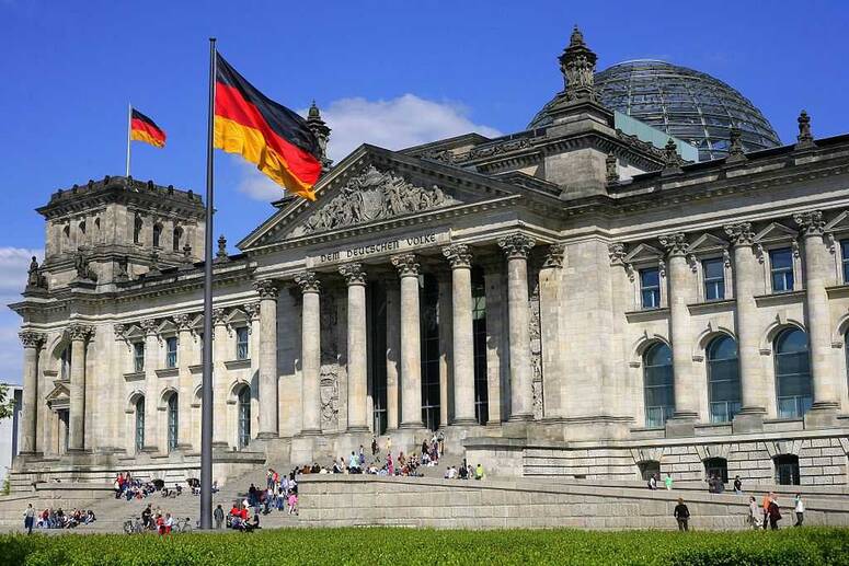  Reichstag building | Cezary Piwowarski [CC BY-SA 3.0  creativecommons.org/ ]