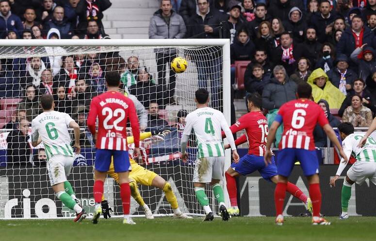 . ألفارو مورانا لاعب أتليتيكو مدريد خلال تسجيله هدف الفوز في مباراة فريقه أمام ضيفه ريال بيتيس في دوري الدرجة الأولى الإسباني لكرة القدم يوم