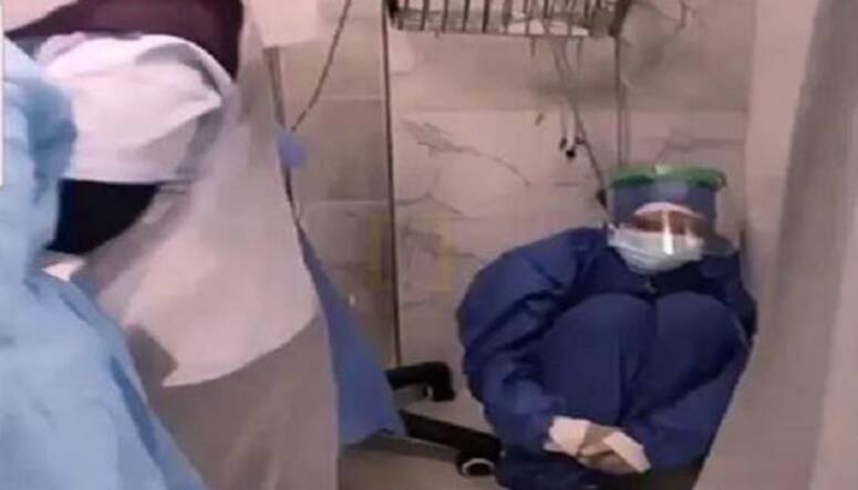 ممرضة تبدو مصدومة من حالات الوفاة داخل المستشفى