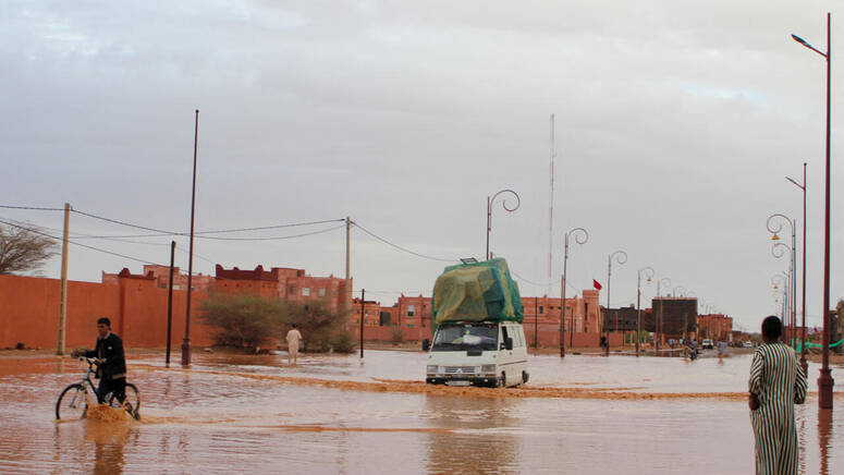 في غرب الجزائر أيضا هطلت أمطار غزيرة سببت سيولا جارفة اضطُرت مصالح الوقاية المدنية للتدخل عدة مرات ليل السبت الأحد، وفق ما أفادت في بيان على فيس بوك.