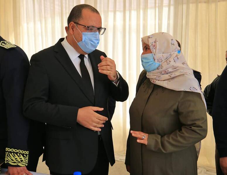 رئيس الحكومة المكلّف بإدارة شؤون وزارة الدّاخليّة مع أرملة الشّهيد