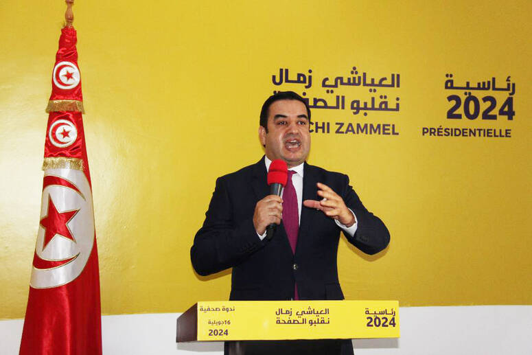 النقطة الثانية فتتمثل في عرض الدستور على الاستفتاء، فيما تتعلق النقطة الثالثة بتركيز كل من المحكمة الدستورية والهيئة التعديلية للاعلام والمجلس الأعلى للقضاء وهيئة الانتخابات وصولا الى انتخاب برلمان