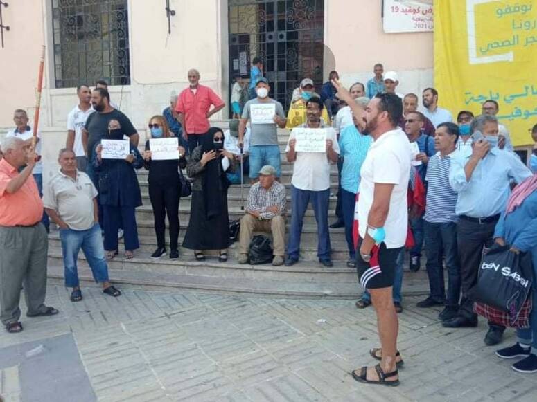 وقفة مساندة لقرارات 25 جويلية التي أعلن عنها الرئيس قيس سعيد أمام قصر بلدية باجة