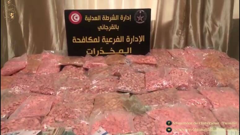 حجزت الوحدات المذكورة، مبلغا ماليا قدره 3654 دينارا، بالاضافة الى كمية من المصوغ والسّاعات الفاخرة وسيارة يستغلها المعني في تنقلاته.