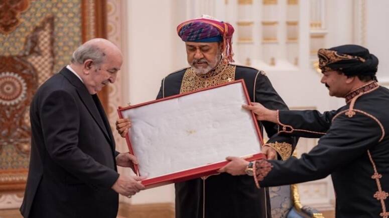 سلطان عُمان هيثم بن طارق آل سعيد يمنح الرئيس الجزائري عبد المجيد تبون وسام آل سعيد